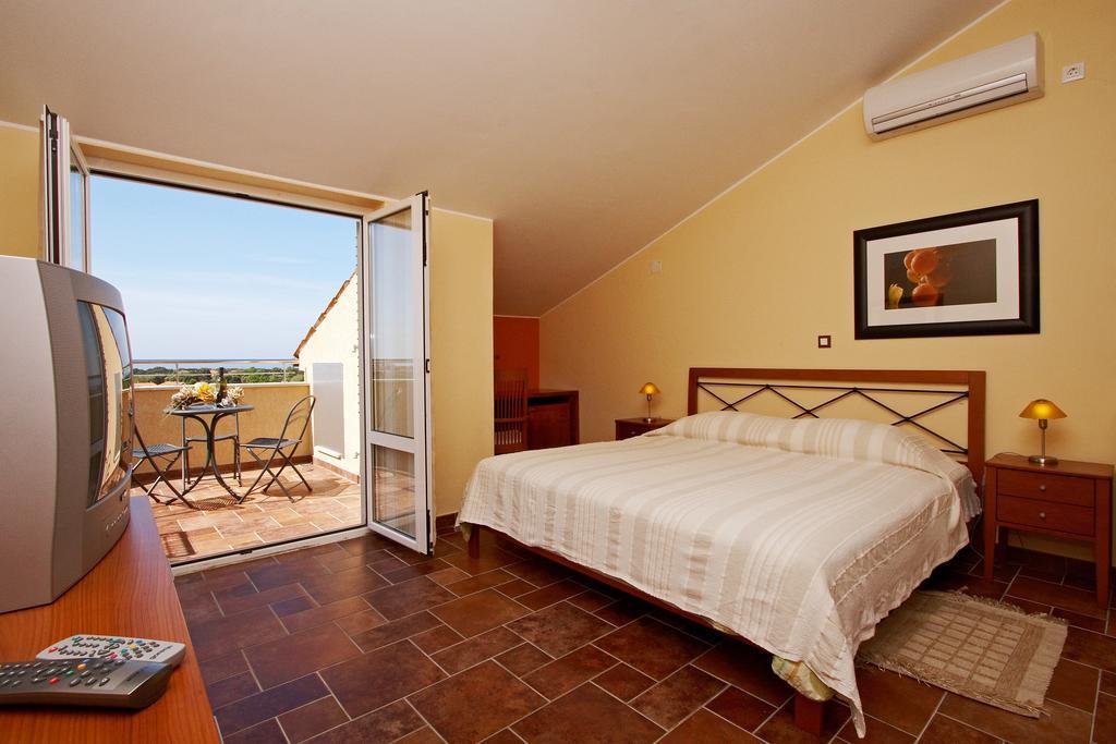Guesthouse "Barboska" - Big Outdoor Swimming Pool & Private Tennis Court Vodnjan Zimmer foto